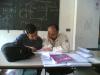 al lavoro, discutendo l'elaborato di uno studente realizzata da PJ-